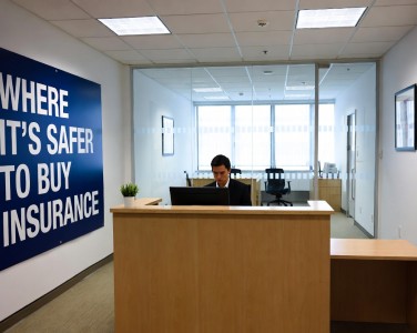 Где безопаснее покупать страховку: на сайте или в офисе